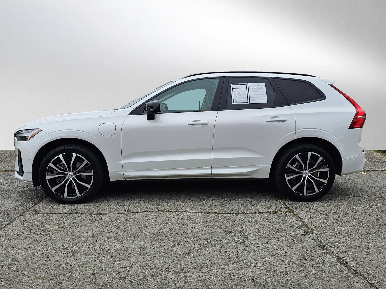 2023 Volvo XC60 Recharge Plug-In Hybrid Plus Dark Theme