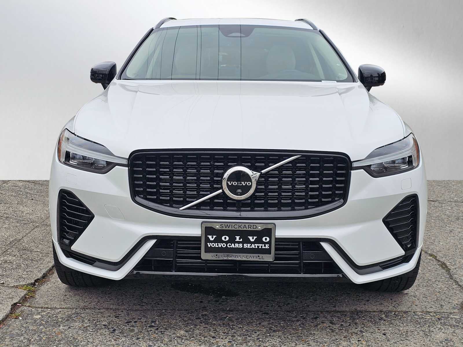 2023 Volvo XC60 Recharge Plug-In Hybrid Plus Dark Theme