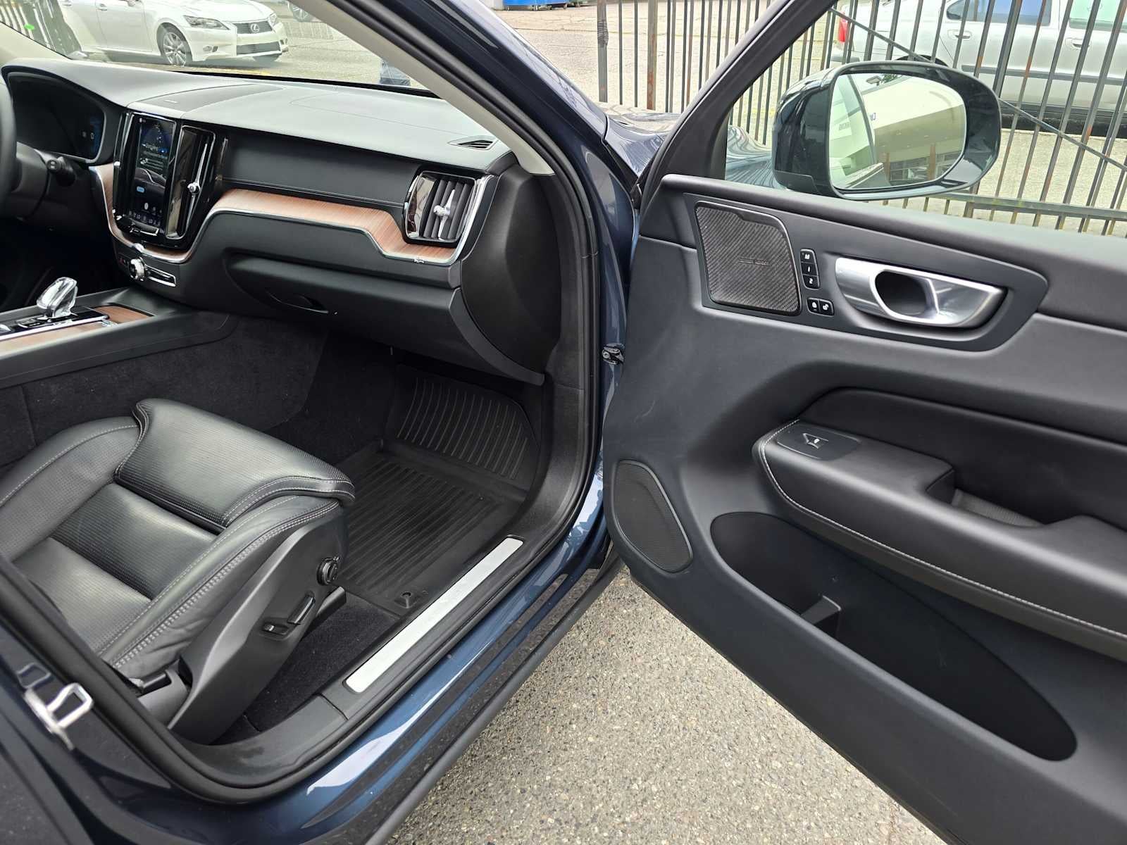 2023 Volvo XC60 Recharge Plug-In Hybrid Ultimate Dark Theme
