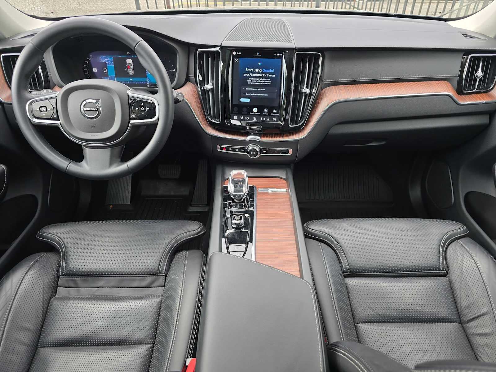 2023 Volvo XC60 Recharge Plug-In Hybrid Ultimate Dark Theme