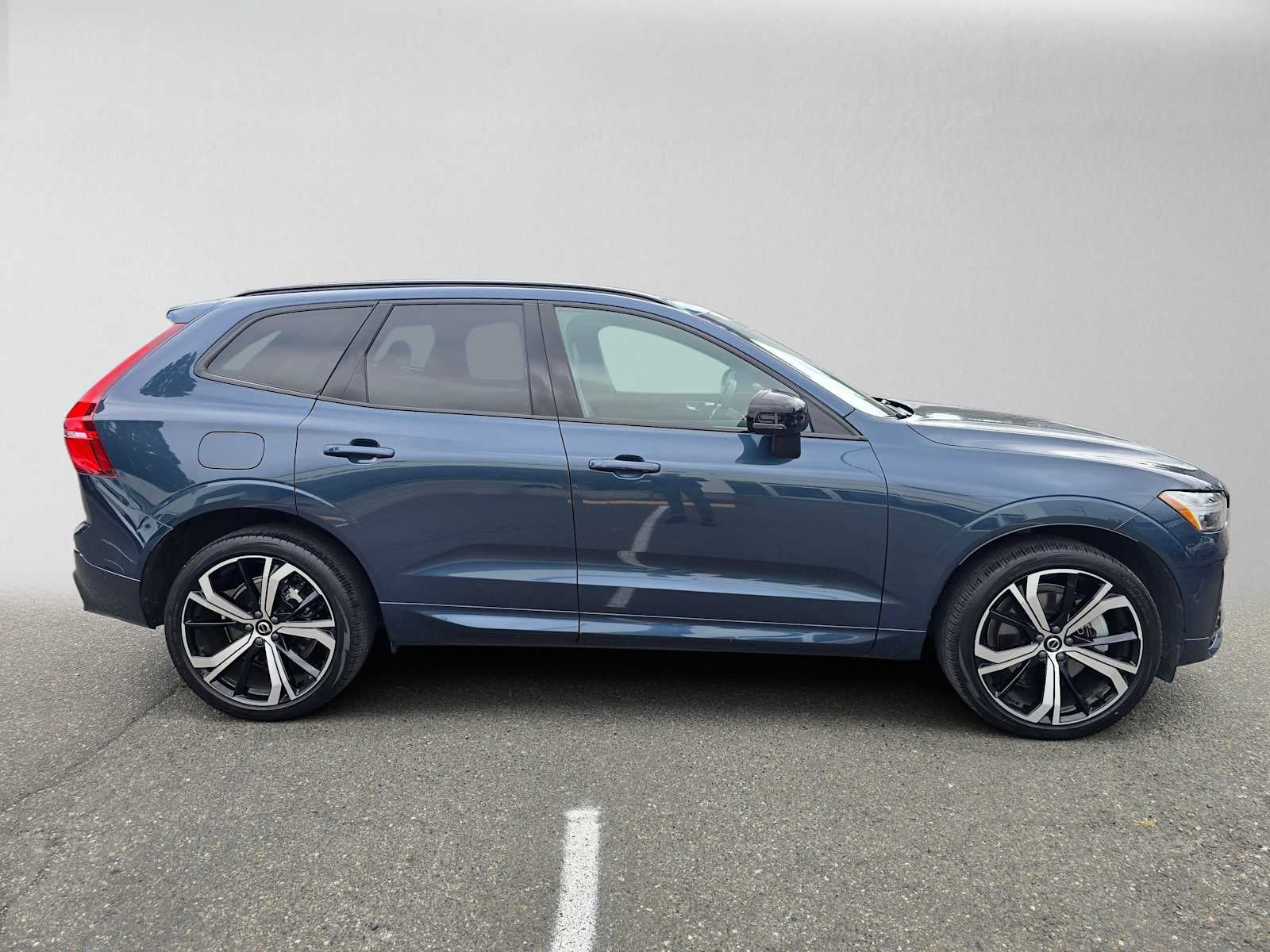 2023 Volvo XC60 Recharge Plug-In Hybrid Ultimate Dark Theme