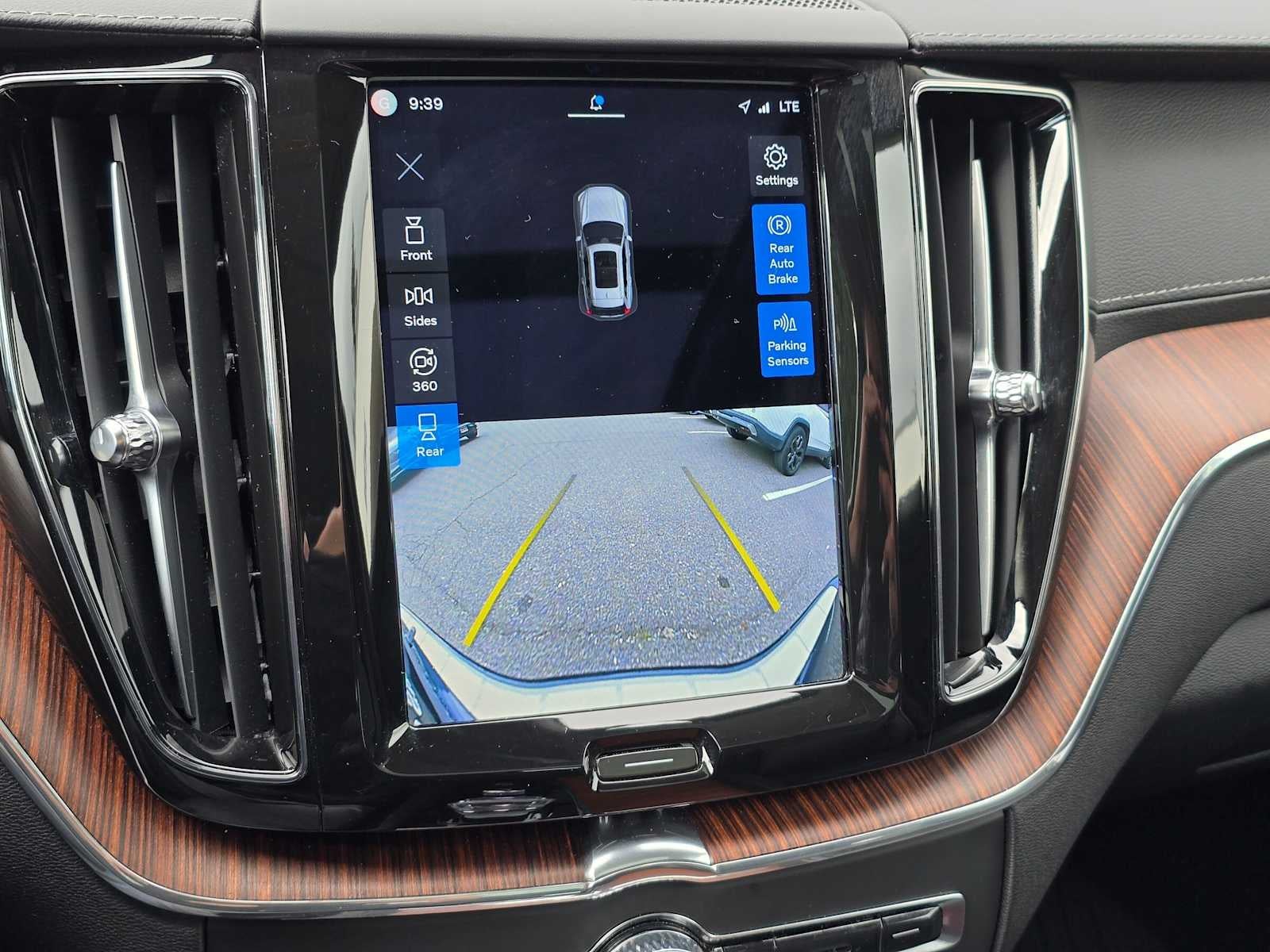2023 Volvo XC60 Recharge Plug-In Hybrid Ultimate Dark Theme