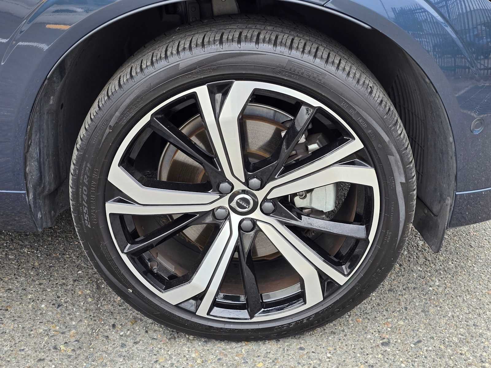 2023 Volvo XC60 Recharge Plug-In Hybrid Ultimate Dark Theme