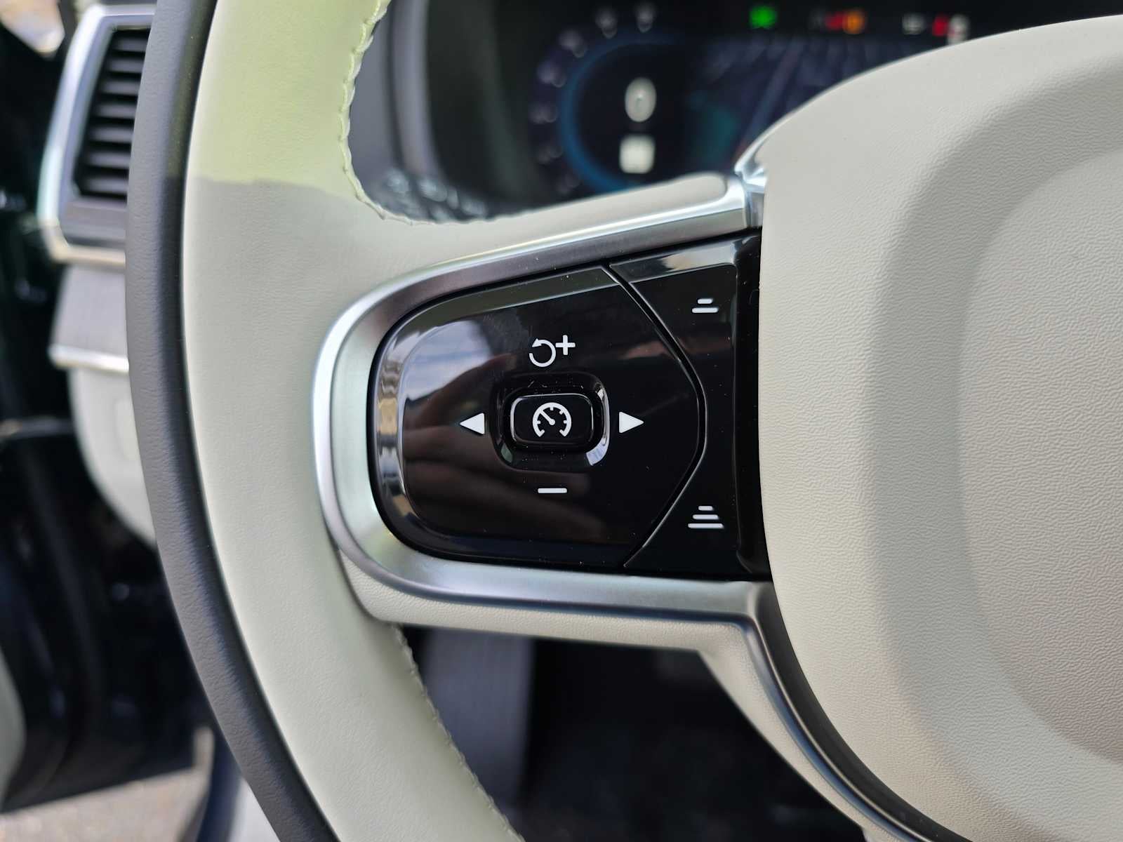 2023 Volvo XC90 Plus