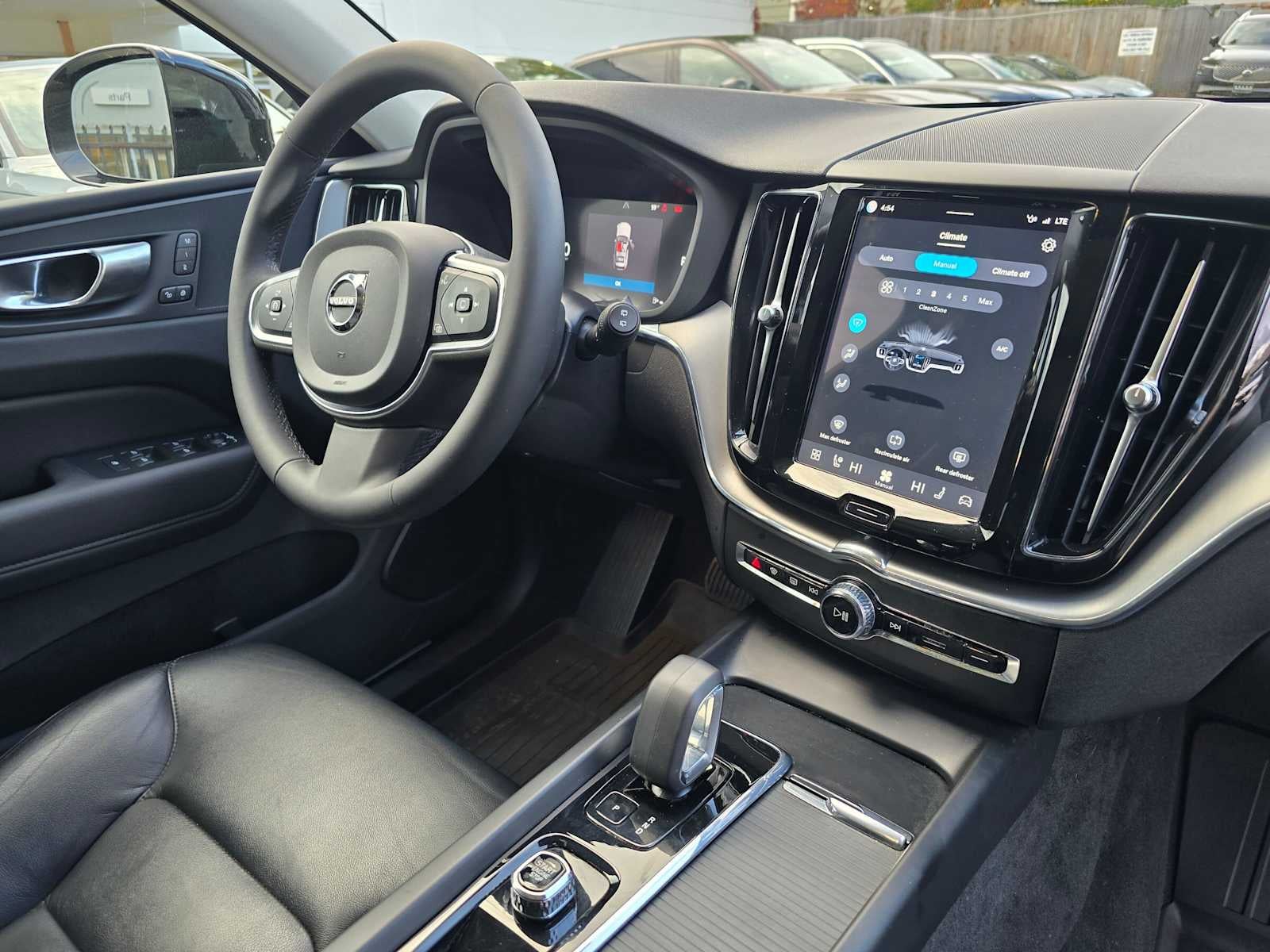 2024 Volvo XC60 Core Dark Theme