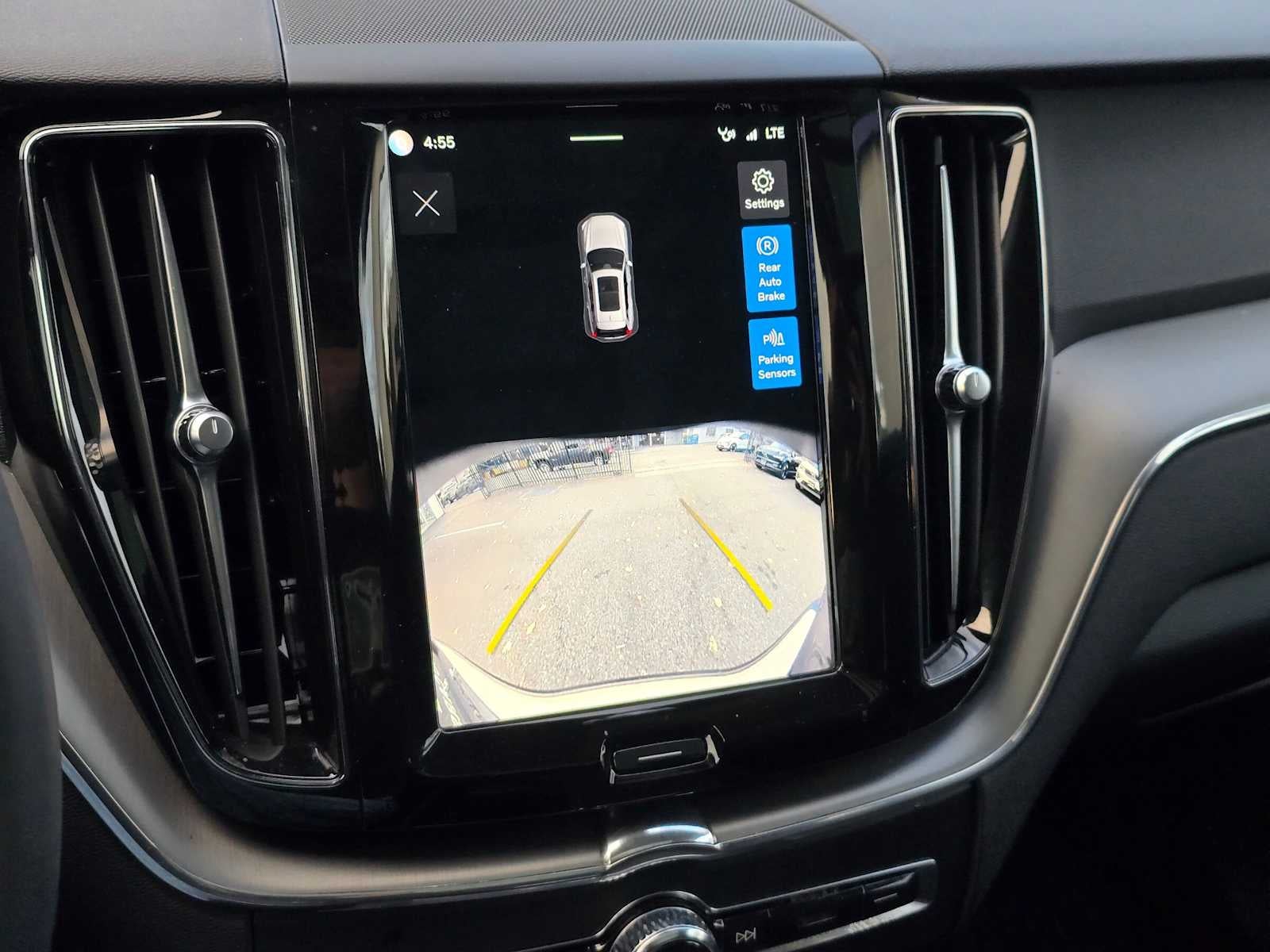 2024 Volvo XC60 Core Dark Theme