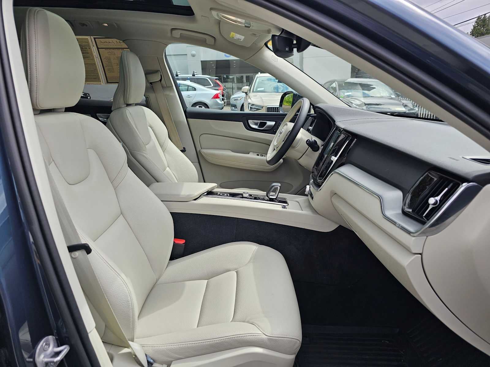 2024 Volvo XC60 Core Dark Theme