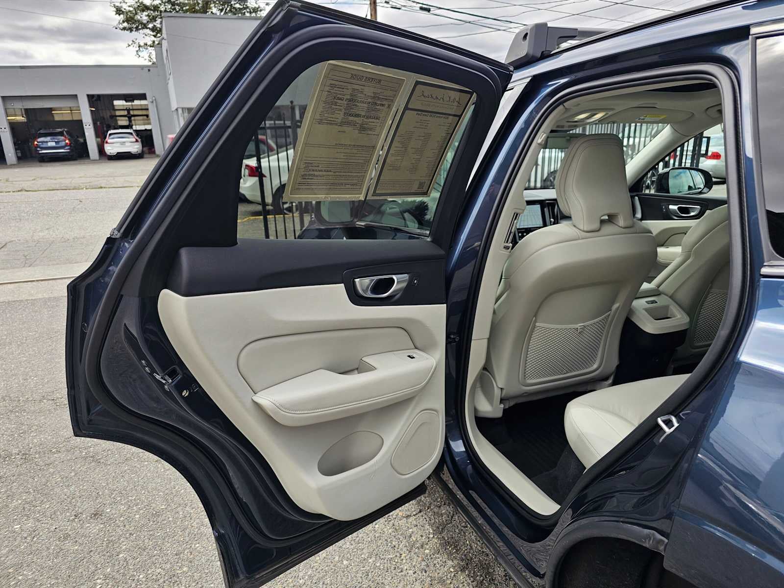 2024 Volvo XC60 Core Dark Theme