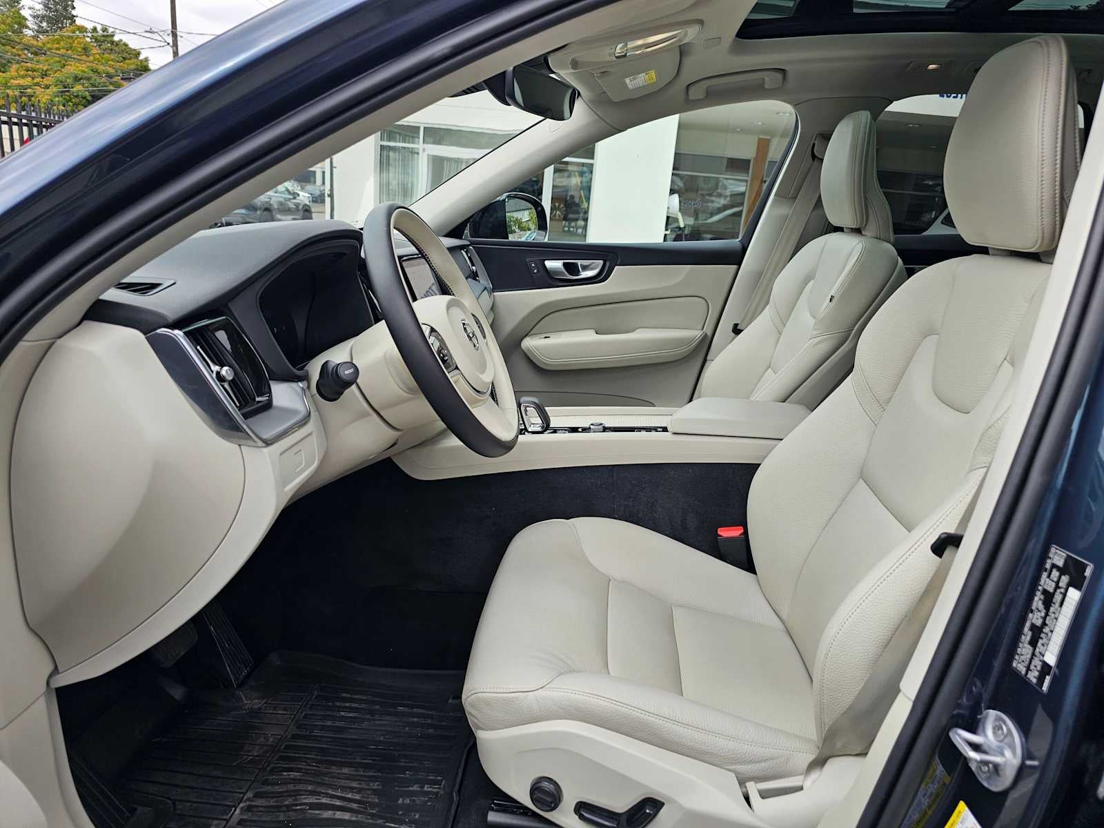 2024 Volvo XC60 Core Dark Theme