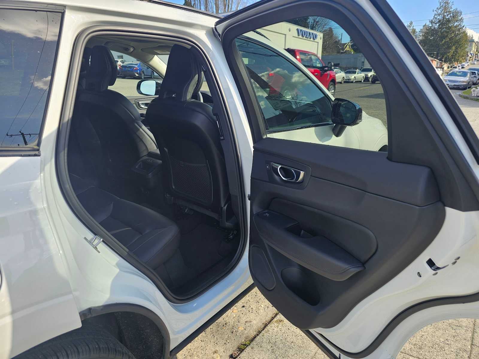 2024 Volvo XC60 Core Dark Theme