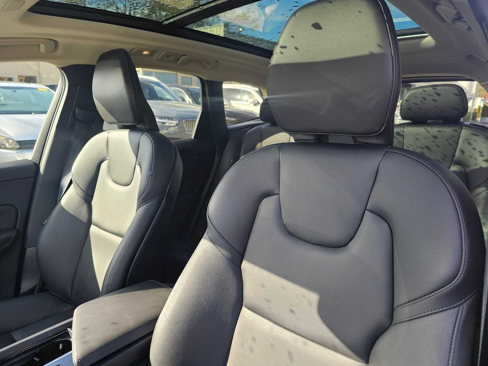 2024 Volvo XC60 Core Dark Theme