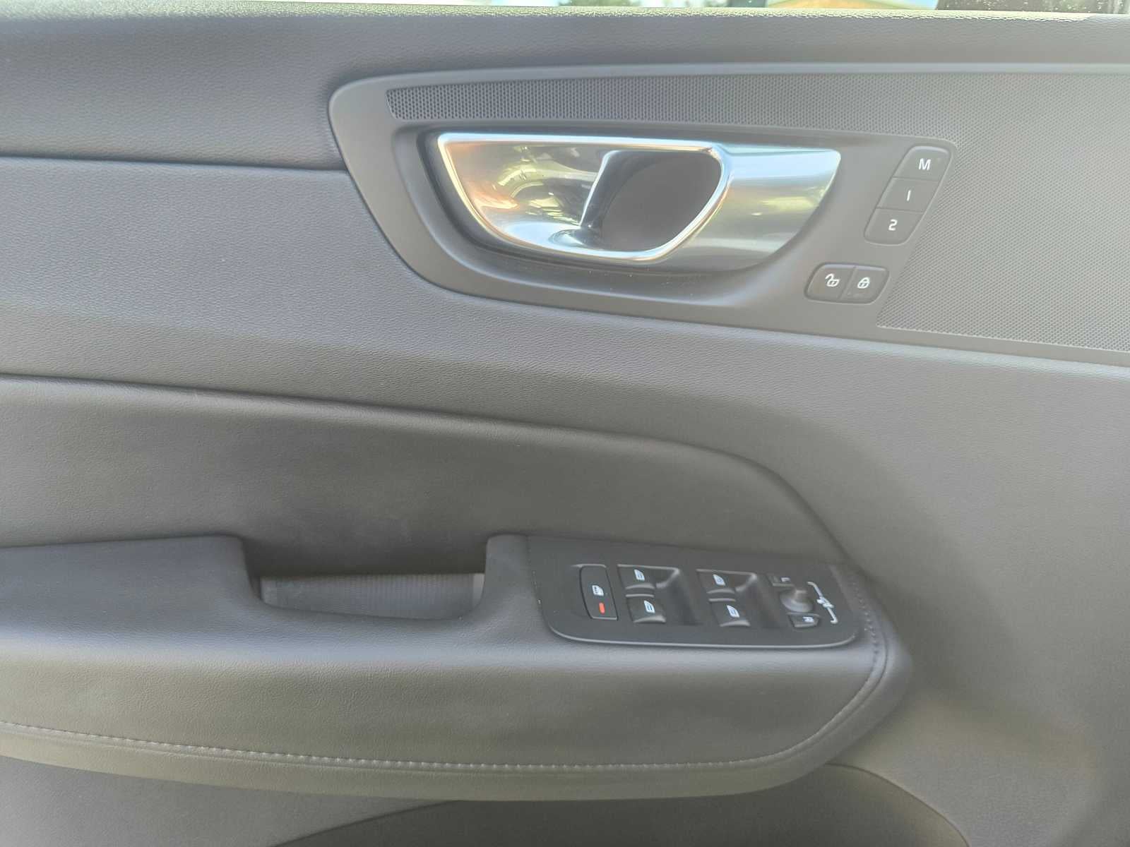 2024 Volvo XC60 Core Dark Theme