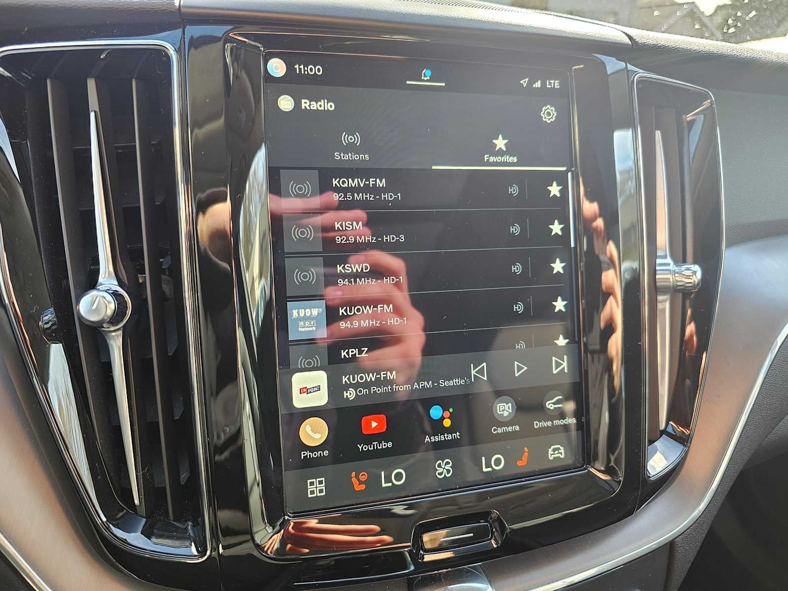 2024 Volvo XC60 Core Dark Theme