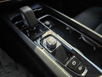 2024 Volvo XC60 Core Dark Theme