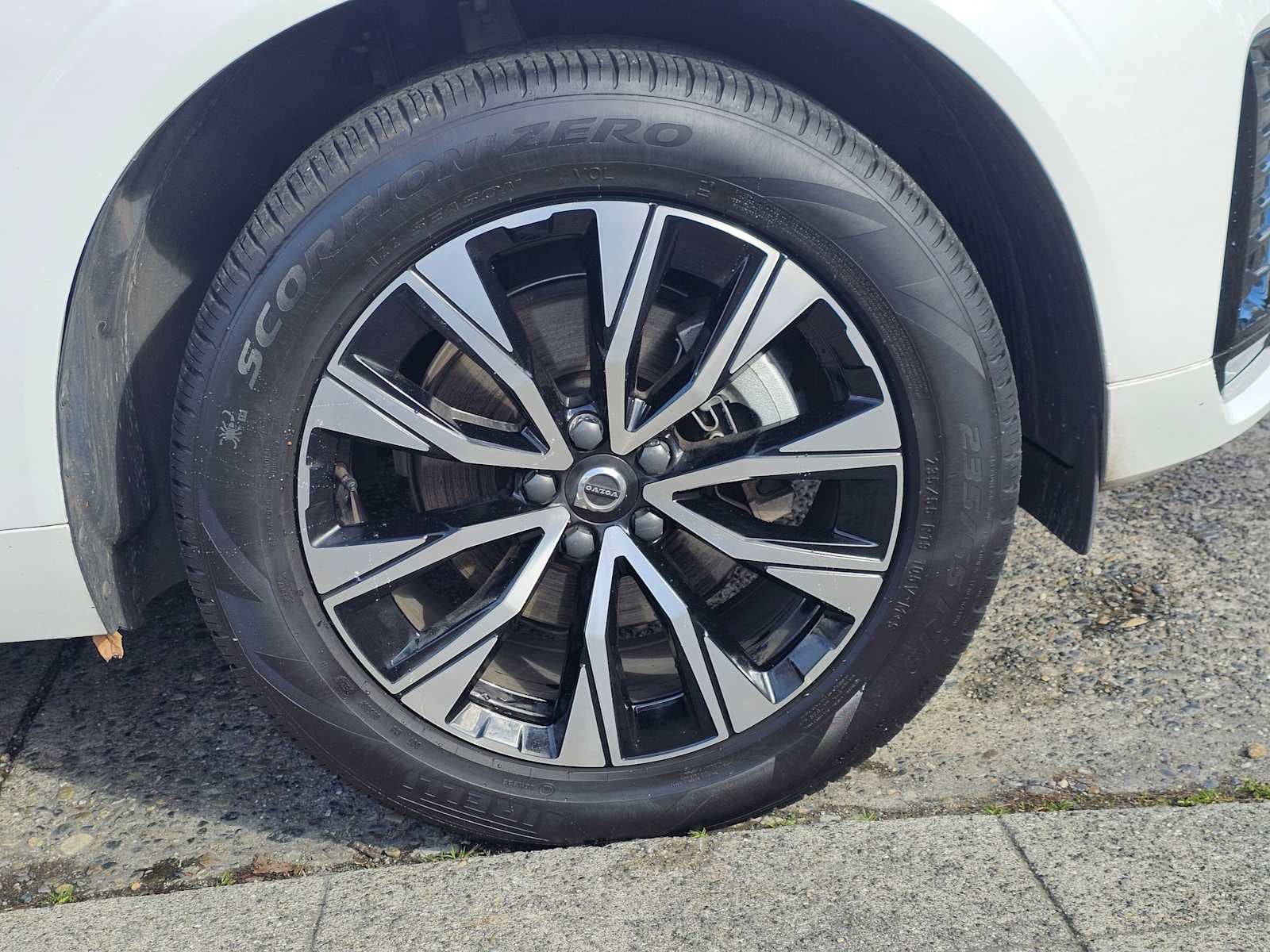 2024 Volvo XC60 Core Dark Theme