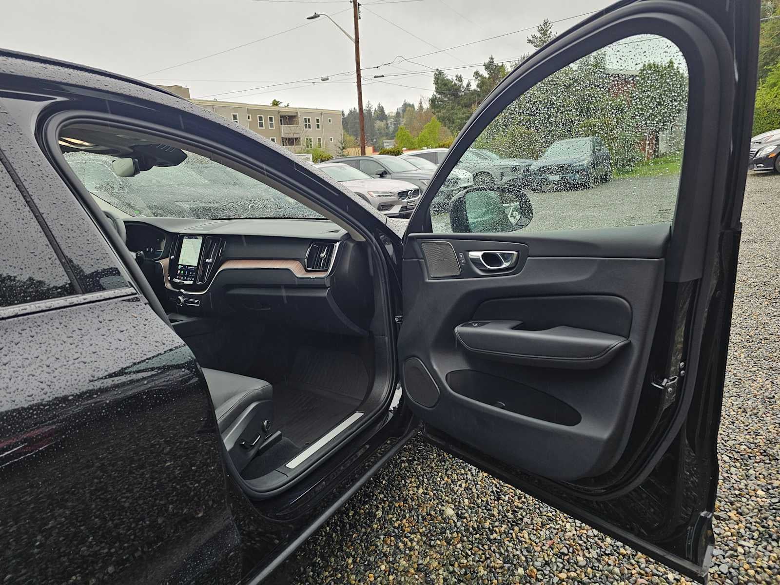 2024 Volvo XC60 Plus Dark Theme