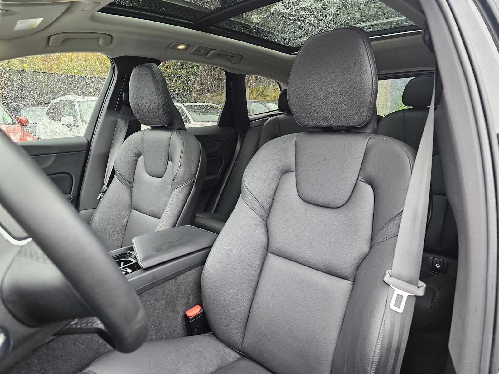 2024 Volvo XC60 Plus Dark Theme