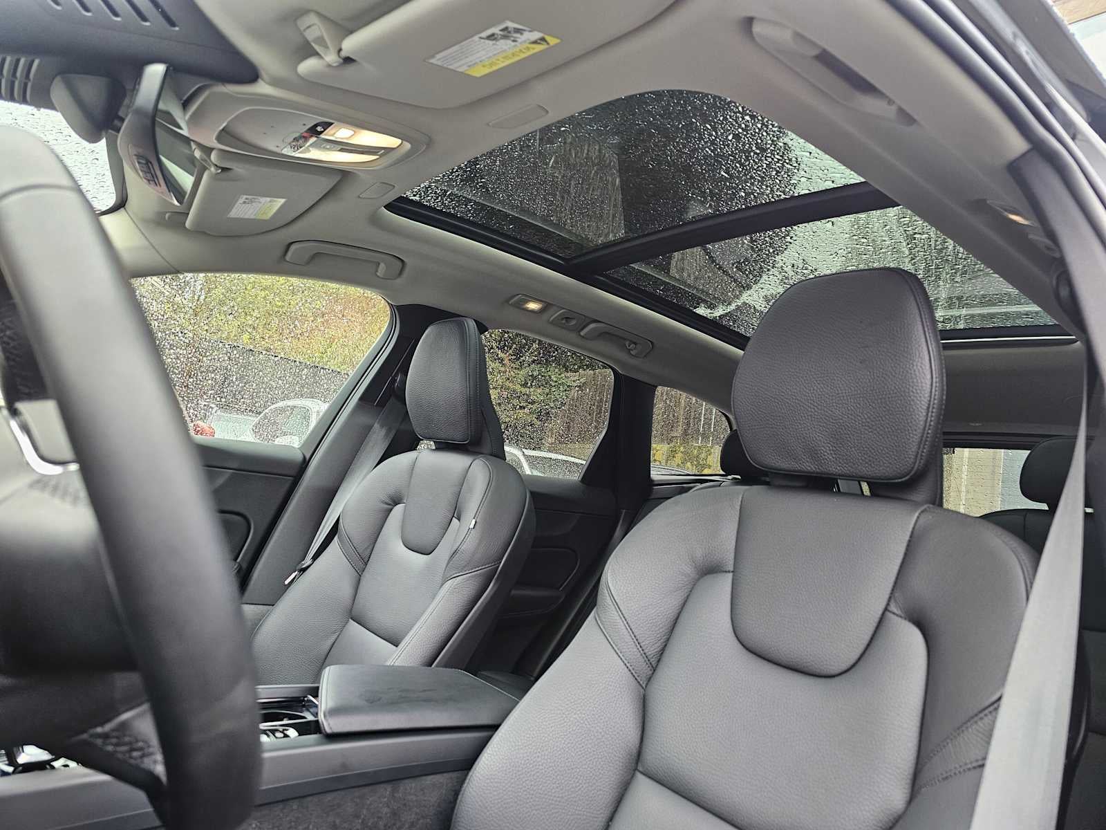 2024 Volvo XC60 Plus Dark Theme