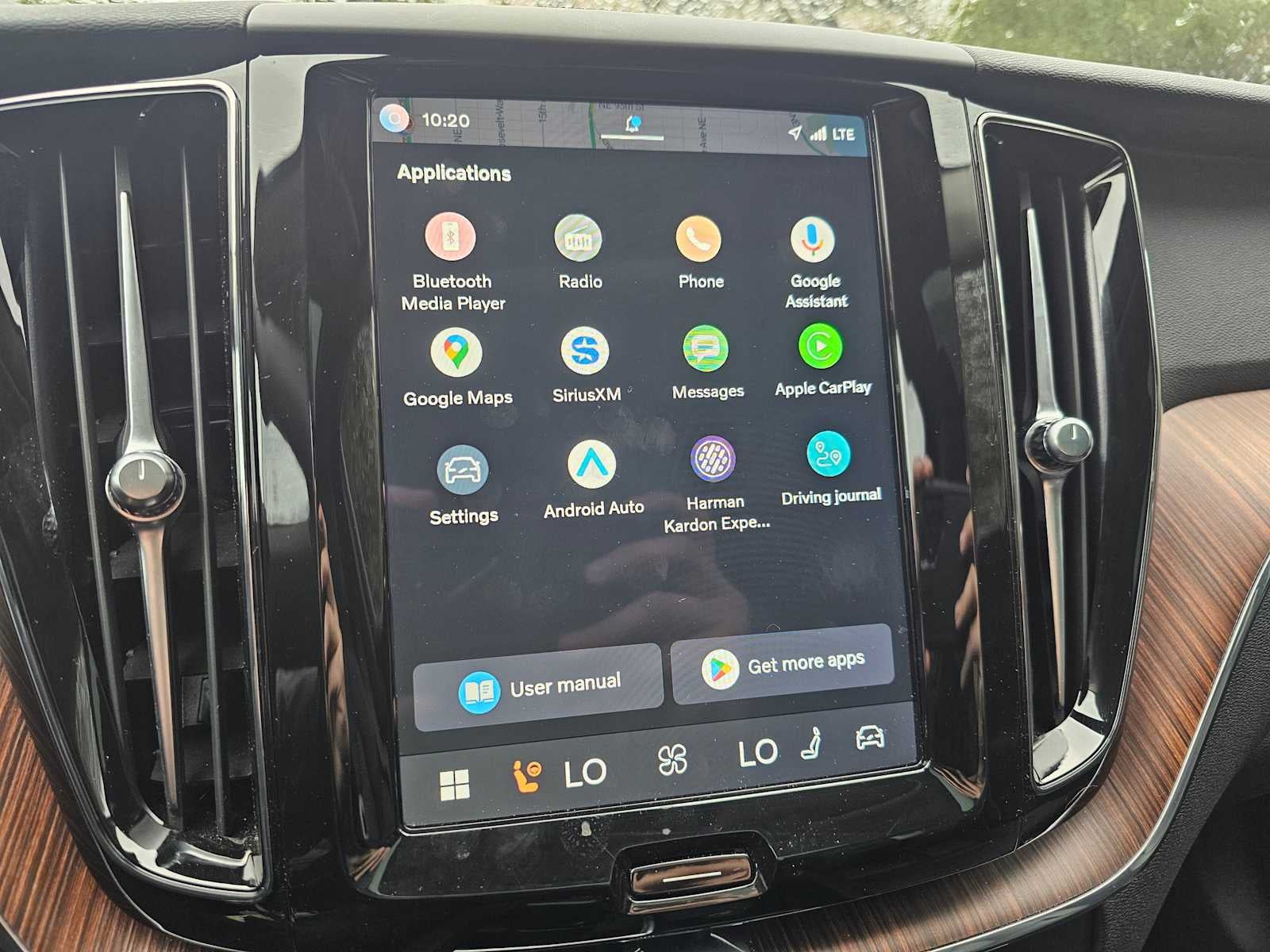 2024 Volvo XC60 Plus Dark Theme