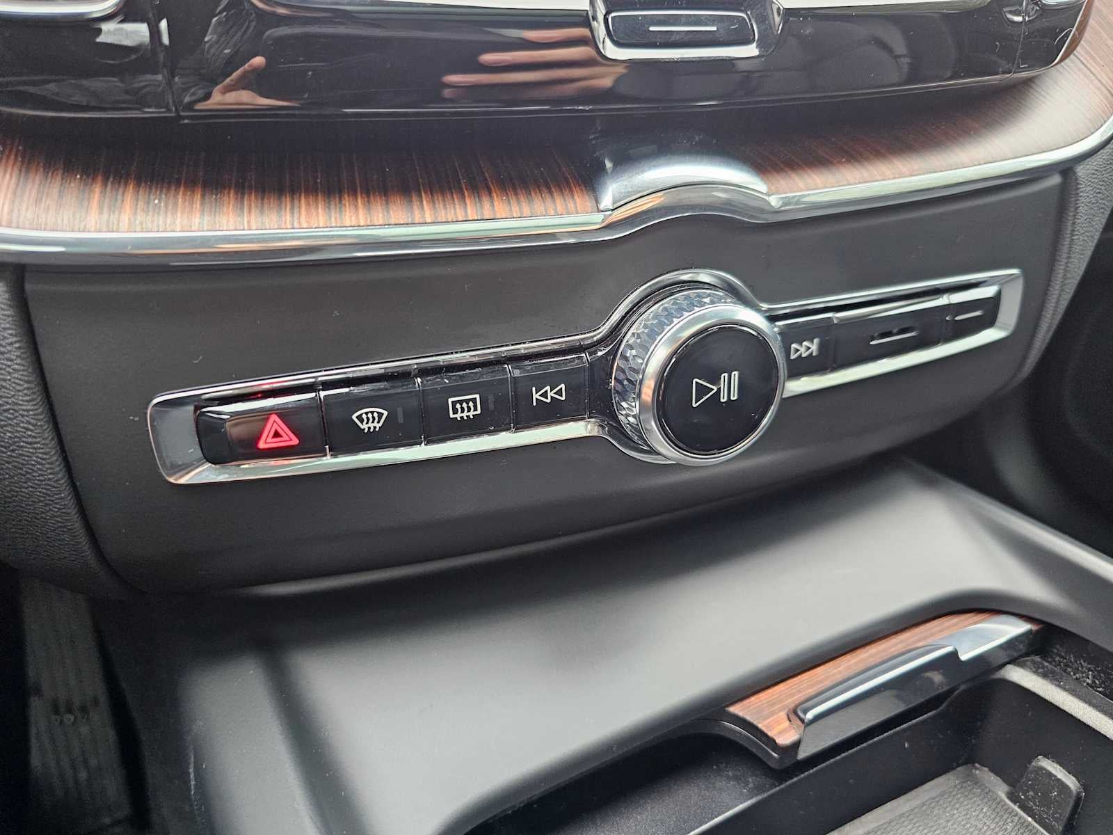 2024 Volvo XC60 Plus Dark Theme