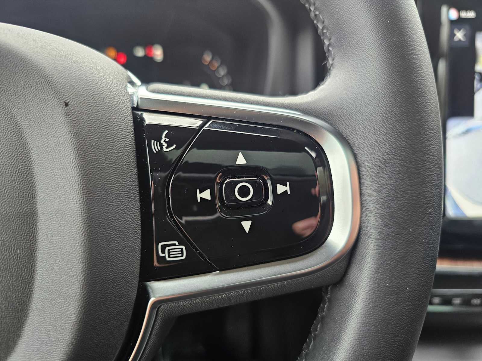 2024 Volvo XC60 Plus Dark Theme