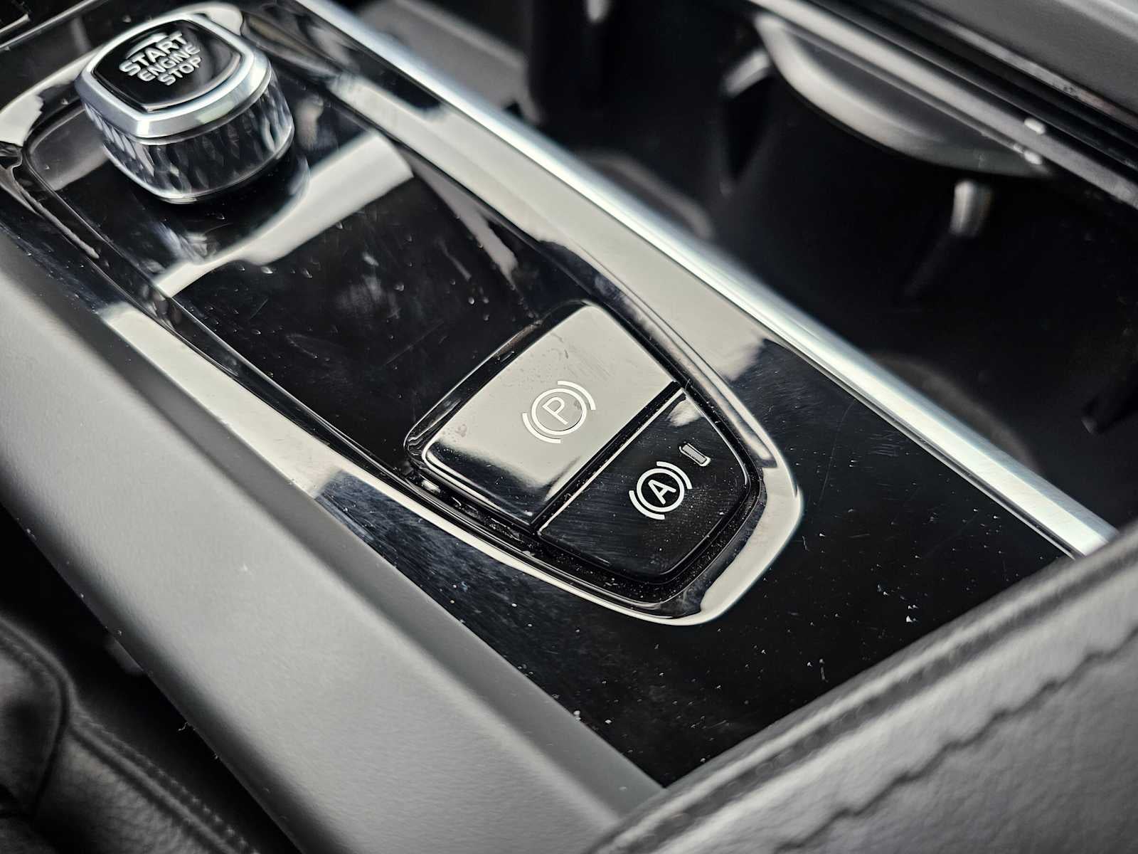 2024 Volvo XC60 Plus Dark Theme