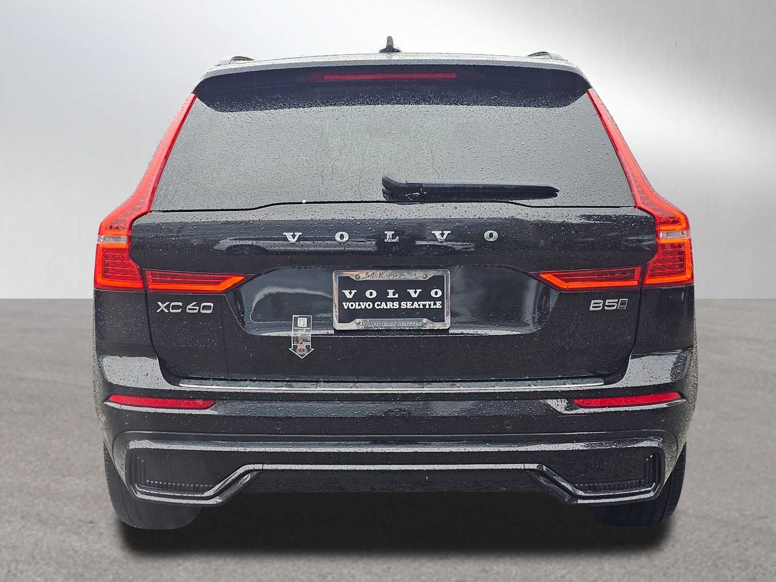 2024 Volvo XC60 Plus Dark Theme