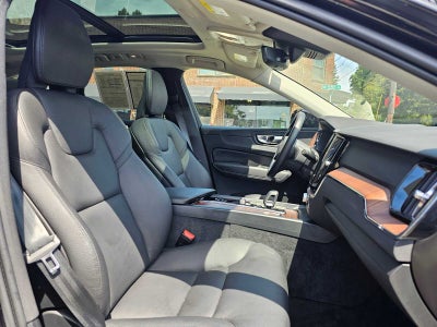 2023 Volvo XC60 Plus Bright Theme