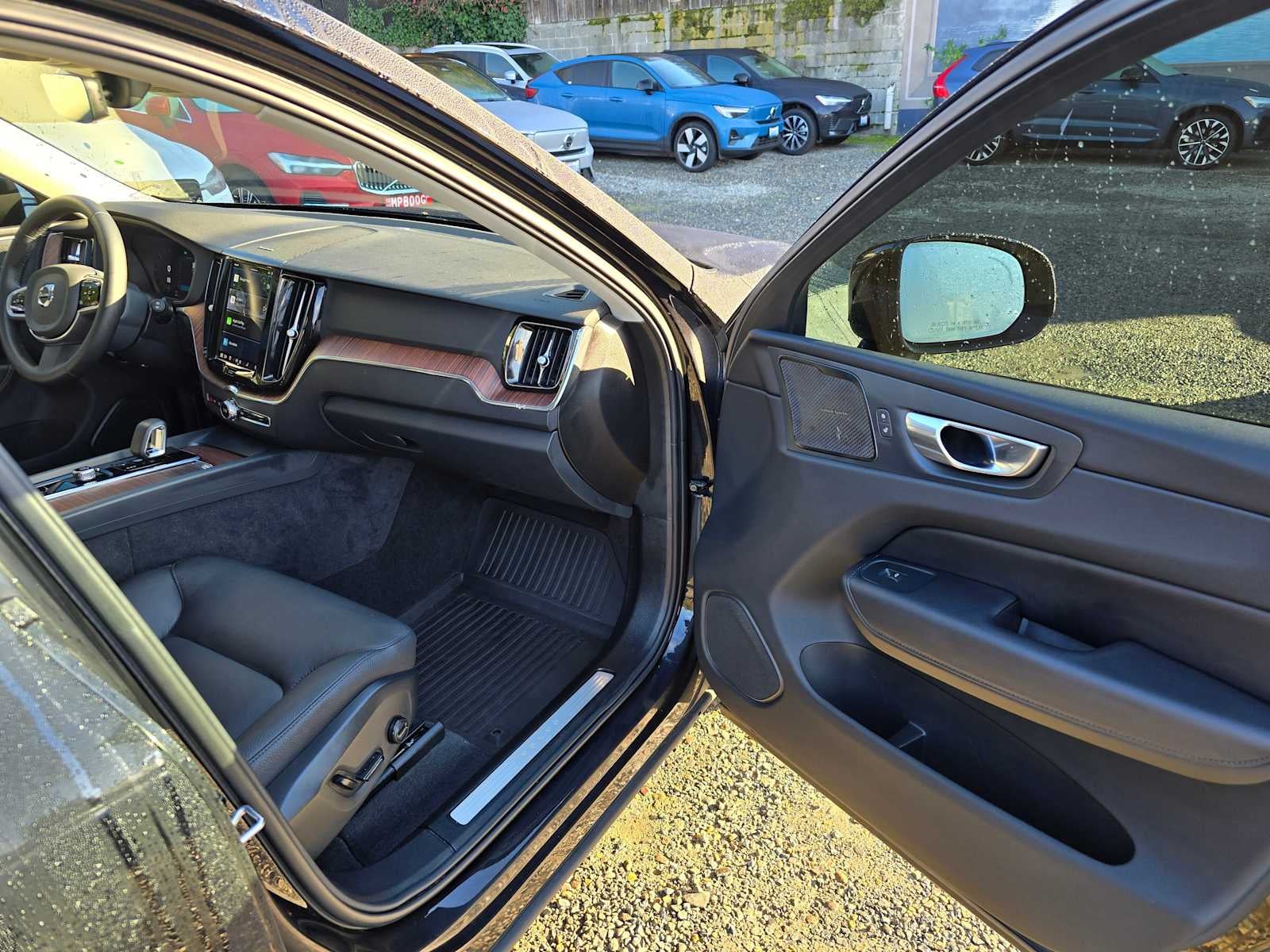 2023 Volvo XC60 Plus Dark Theme