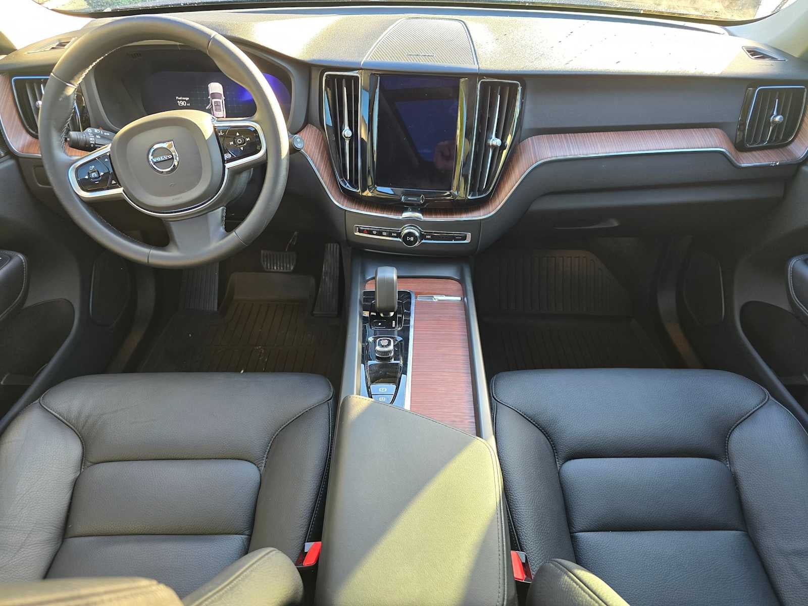 2023 Volvo XC60 Plus Dark Theme