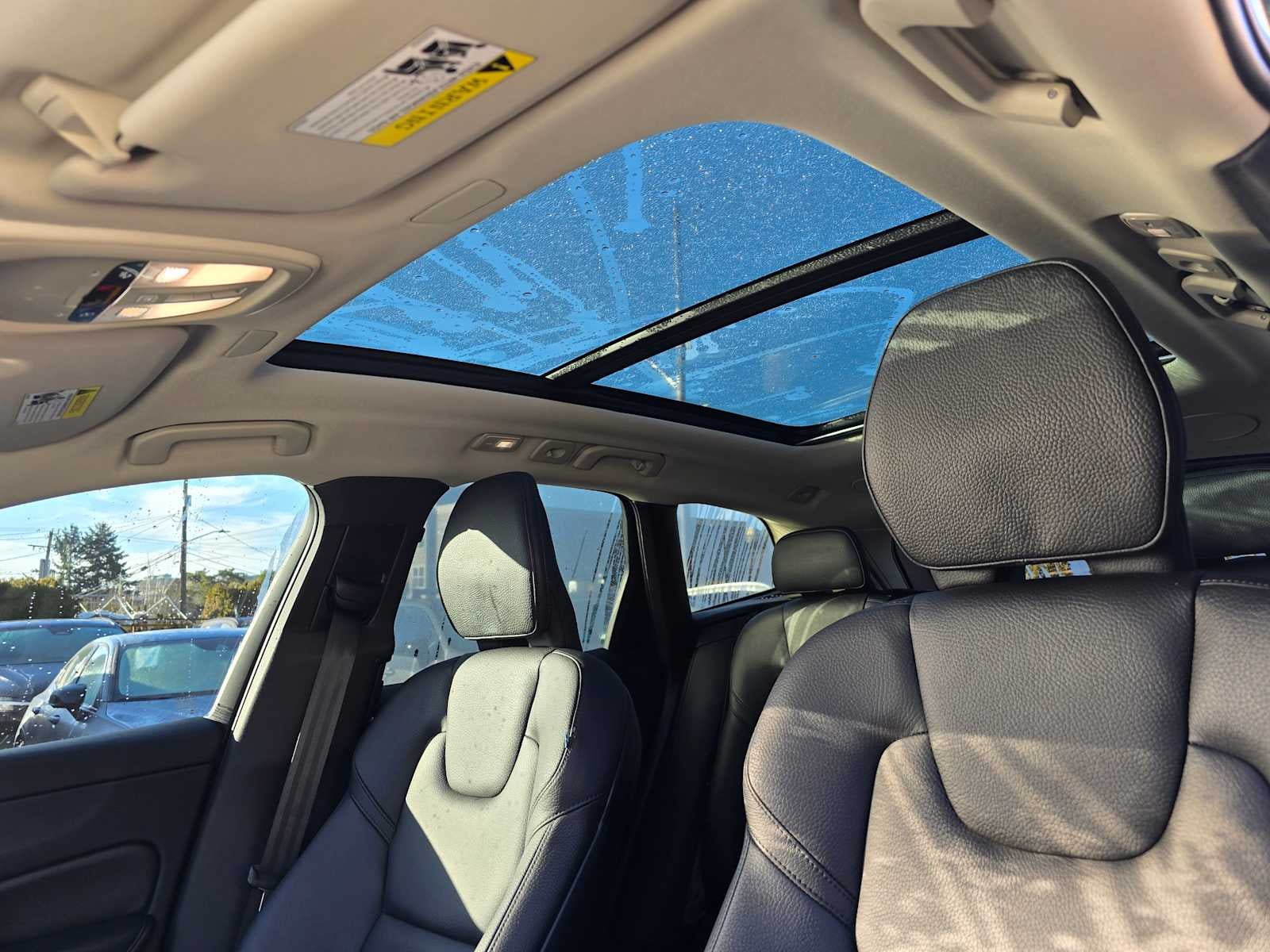 2023 Volvo XC60 Plus Dark Theme