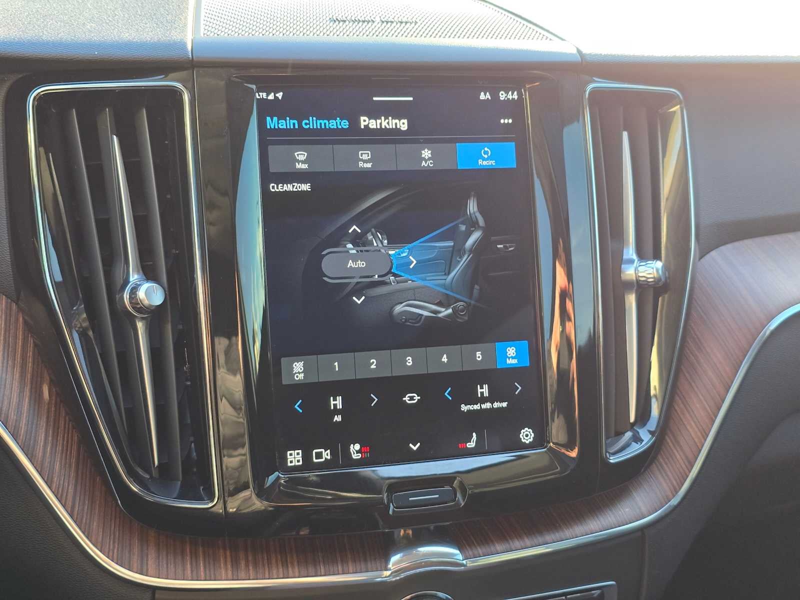 2023 Volvo XC60 Plus Dark Theme