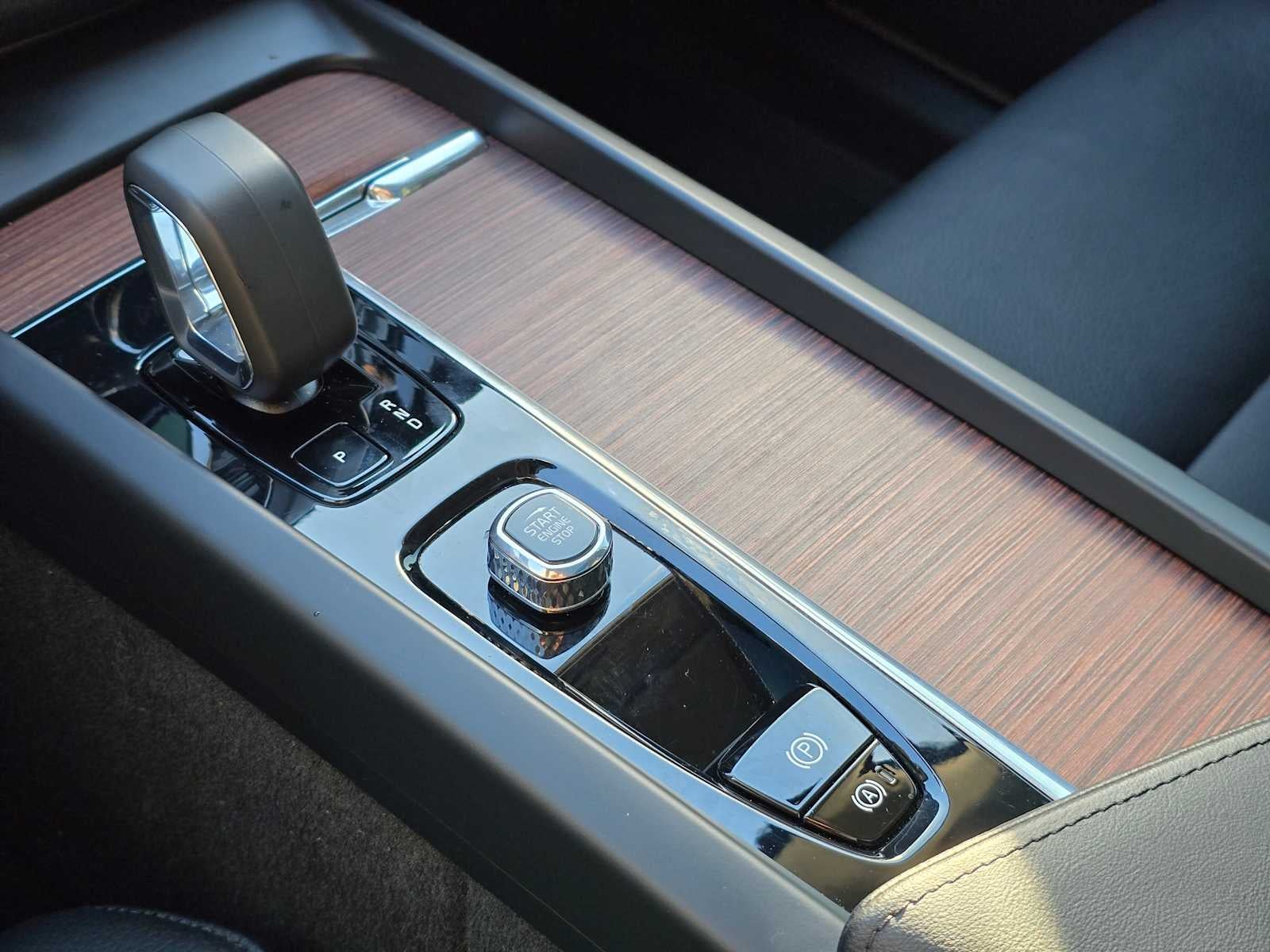 2023 Volvo XC60 Plus Dark Theme