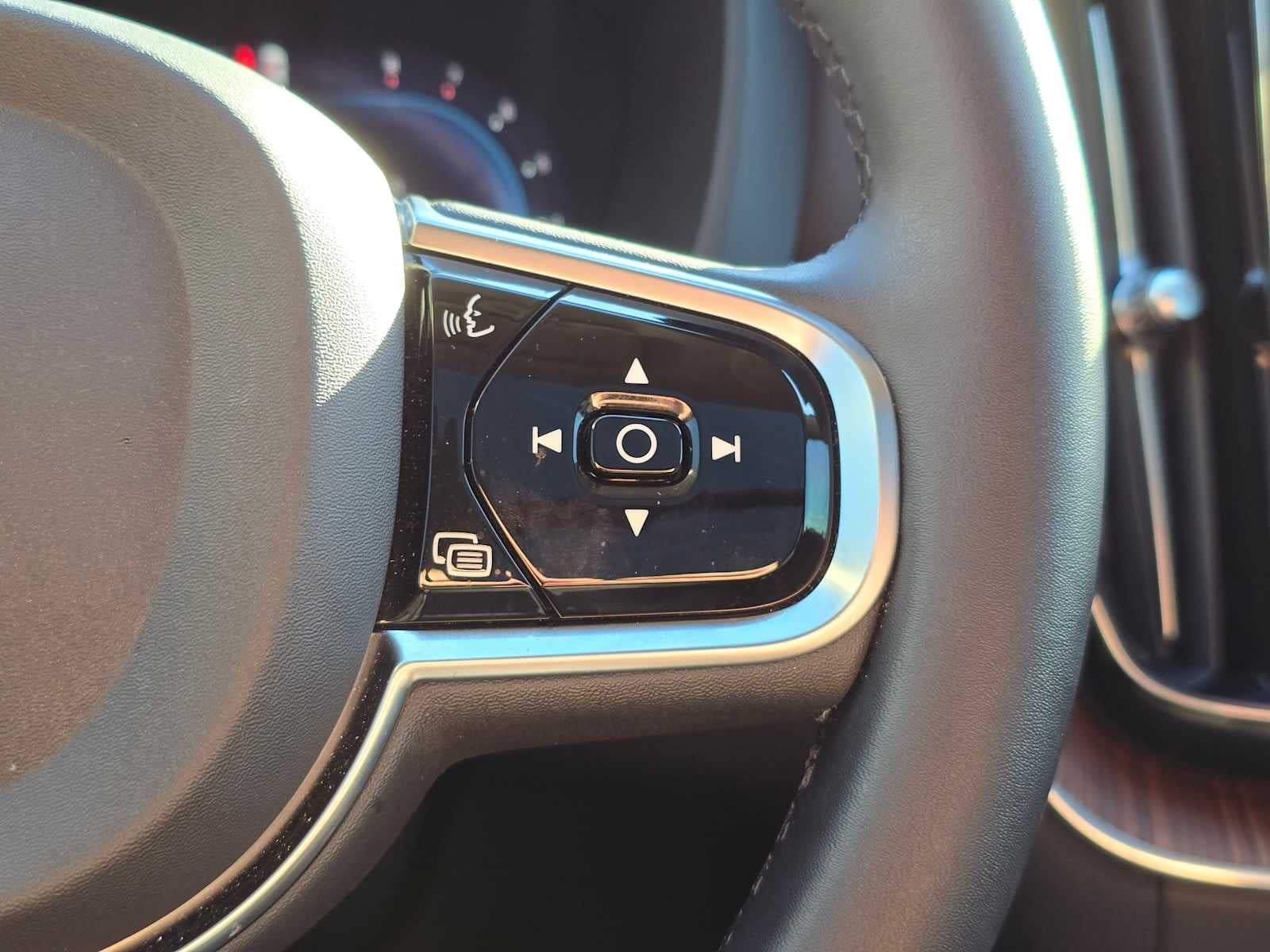 2023 Volvo XC60 Plus Dark Theme