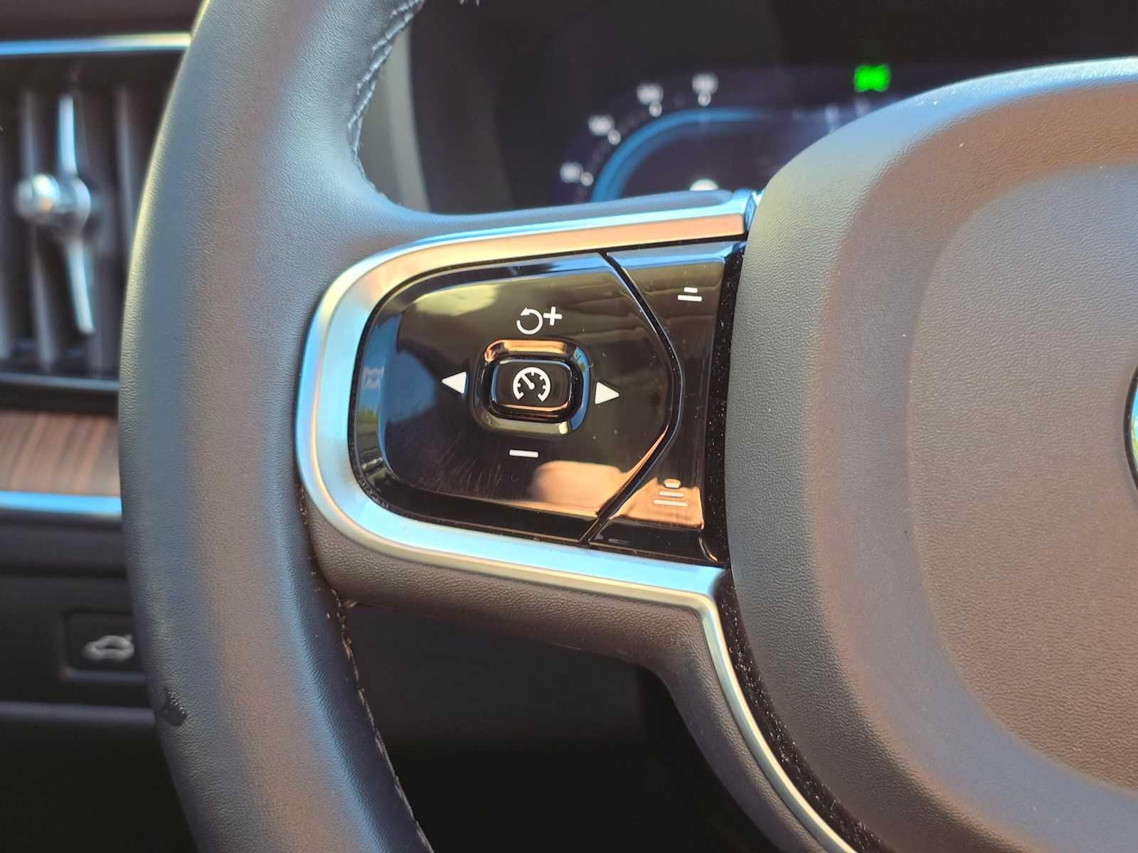 2023 Volvo XC60 Plus Dark Theme