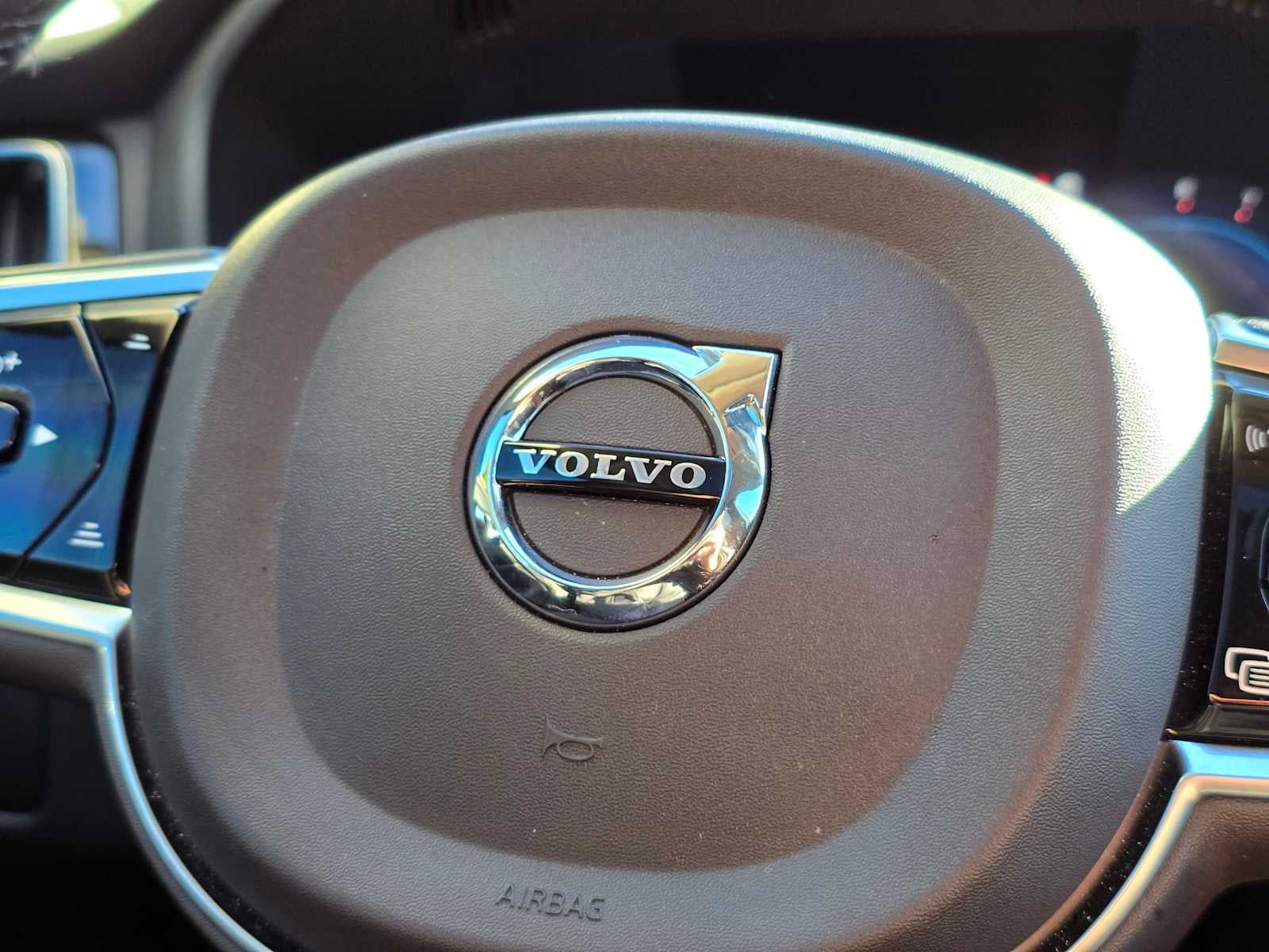 2023 Volvo XC60 Plus Dark Theme