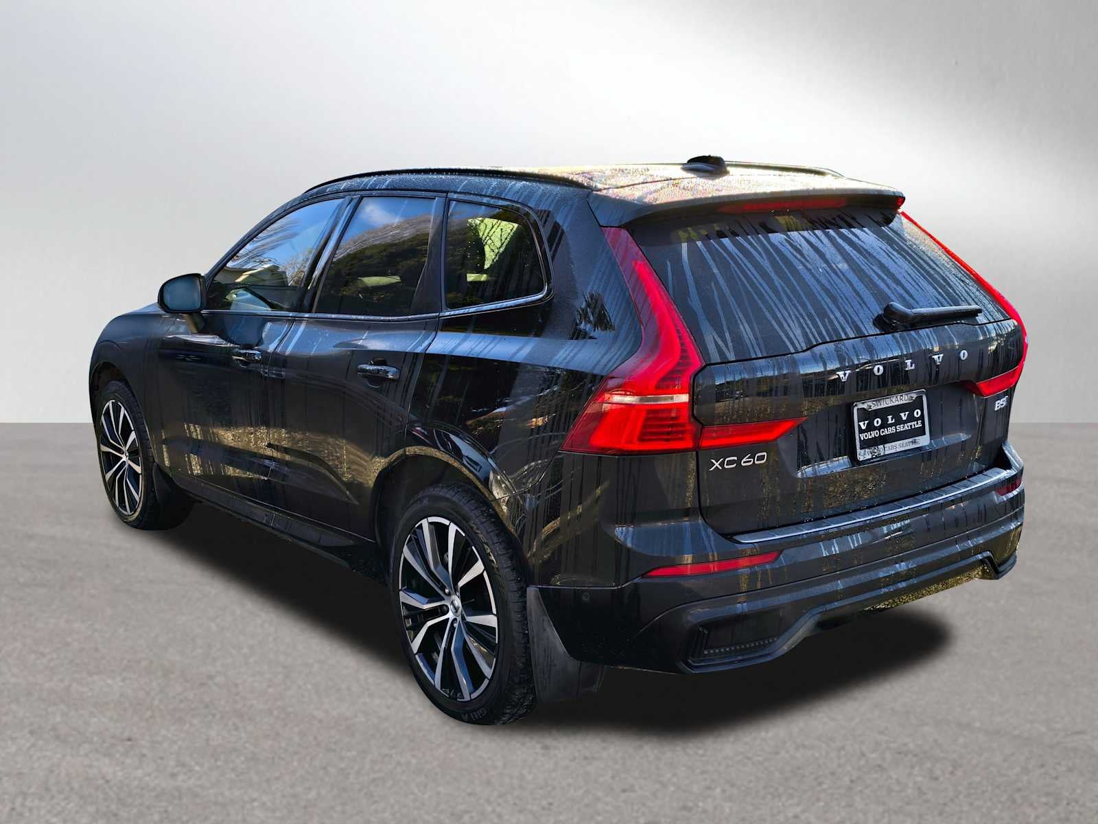 2023 Volvo XC60 Plus Dark Theme