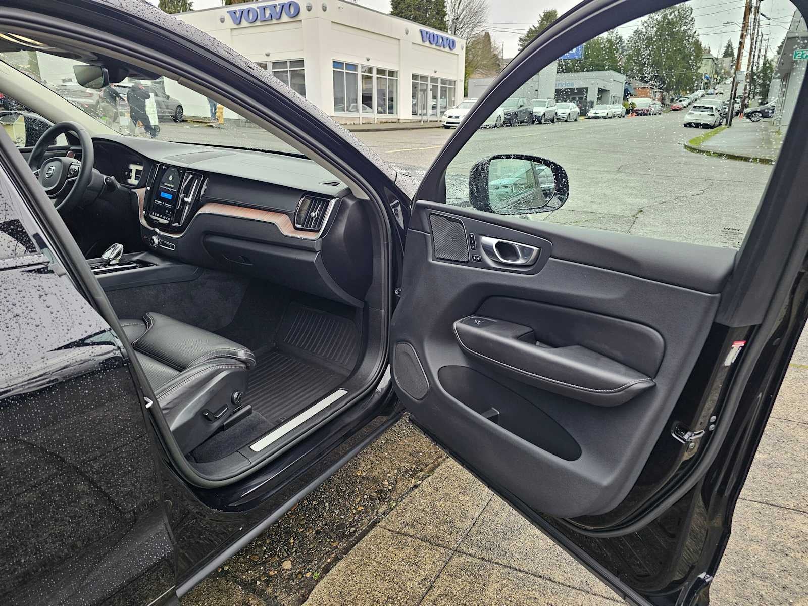 2023 Volvo XC60 Ultimate Dark Theme