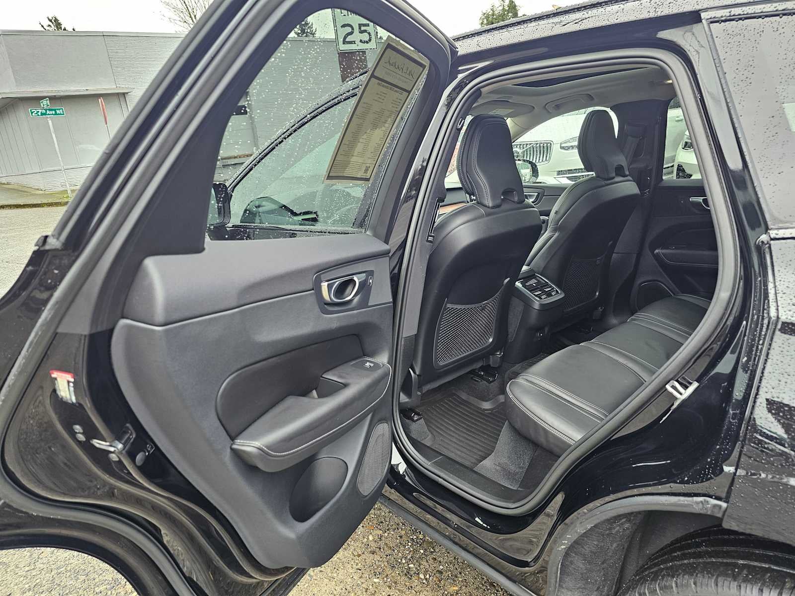 2023 Volvo XC60 Ultimate Dark Theme