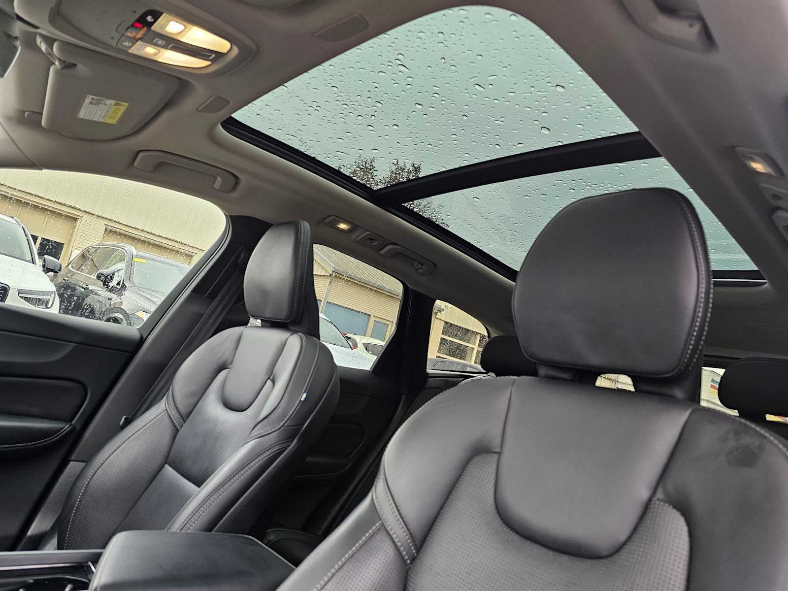 2023 Volvo XC60 Ultimate Dark Theme