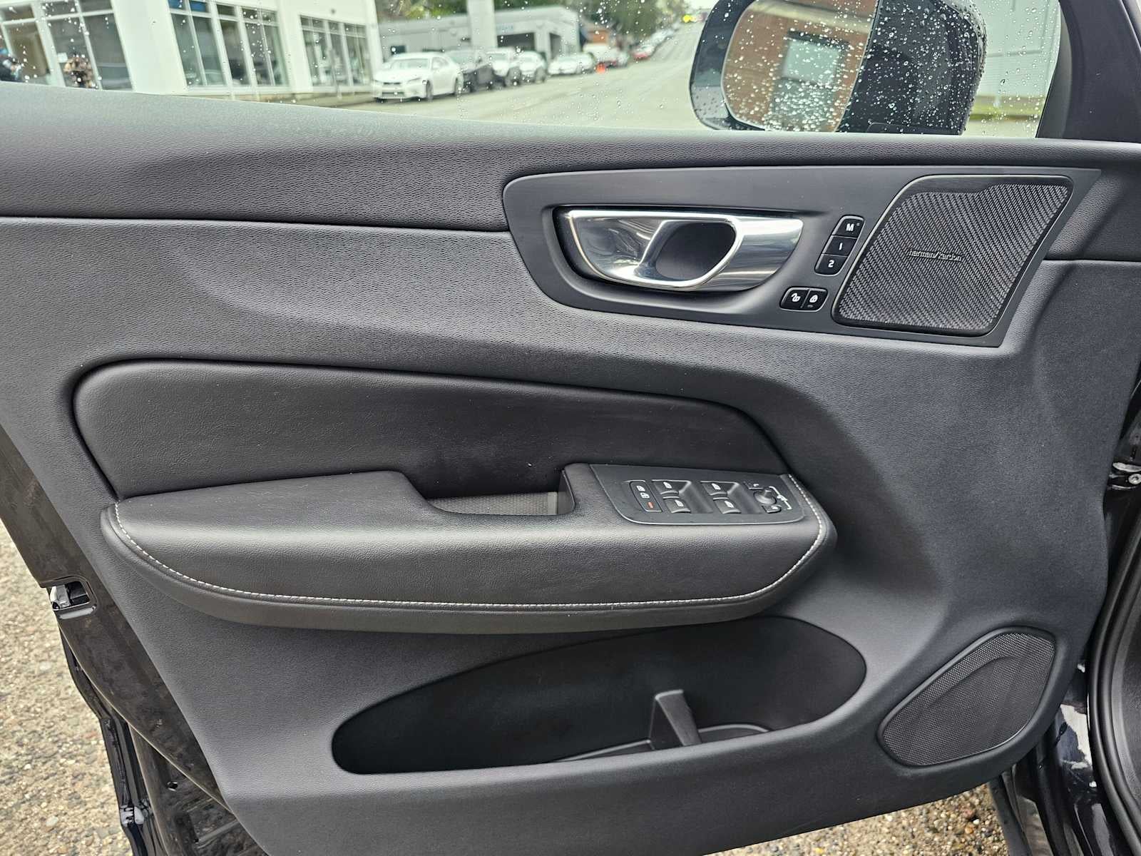 2023 Volvo XC60 Ultimate Dark Theme