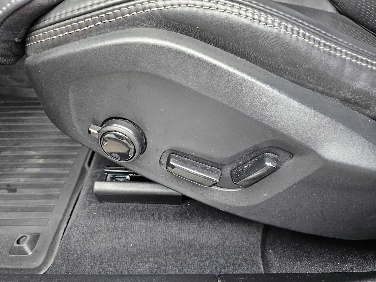 2023 Volvo XC60 Ultimate Dark Theme