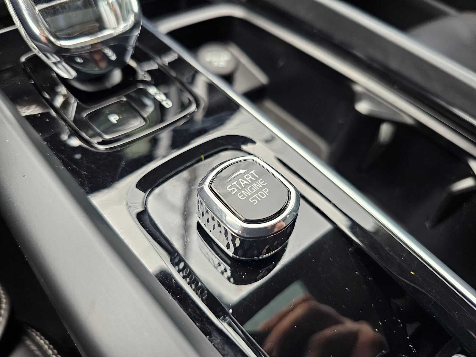 2023 Volvo XC60 Ultimate Dark Theme