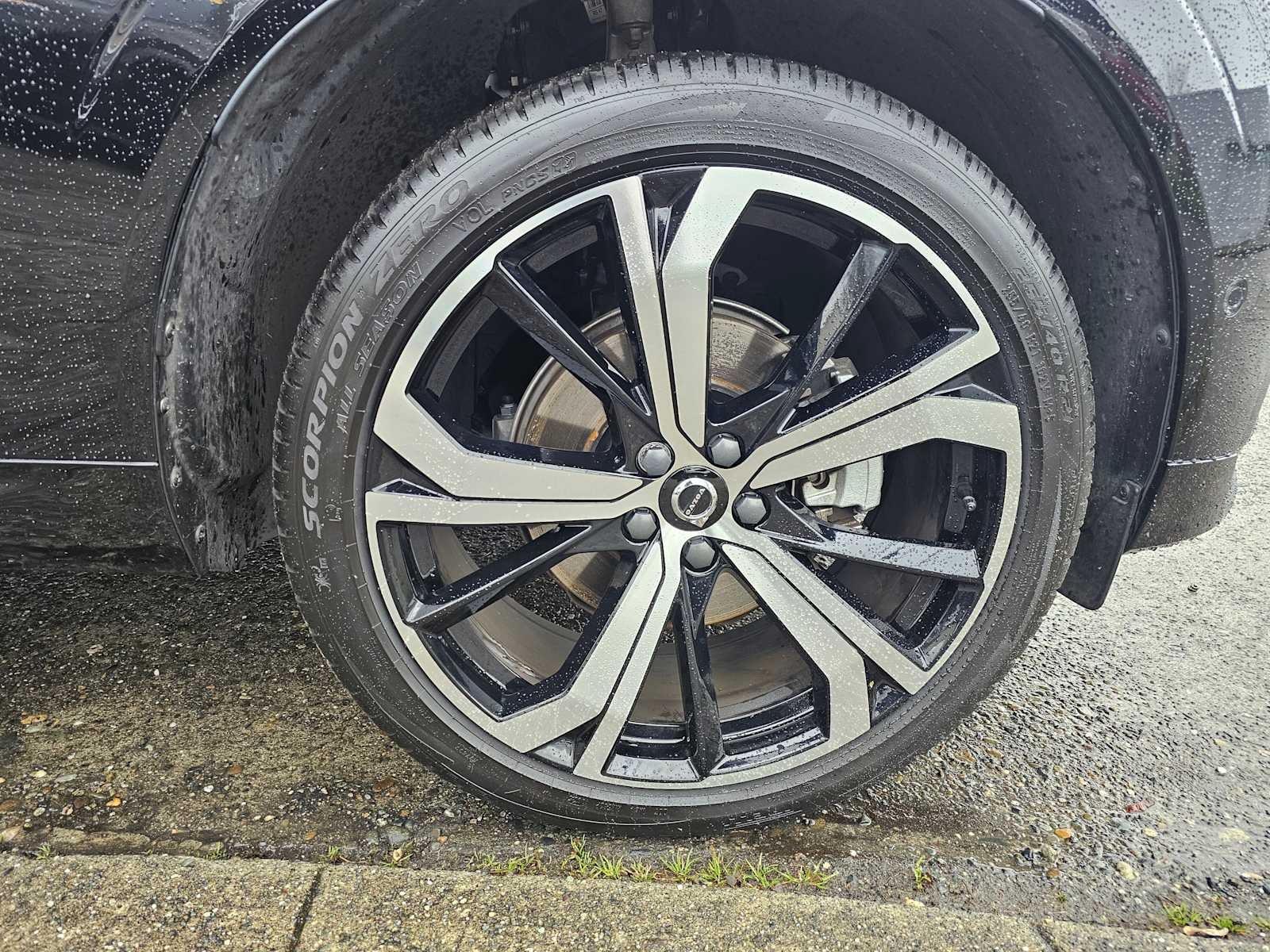 2023 Volvo XC60 Ultimate Dark Theme