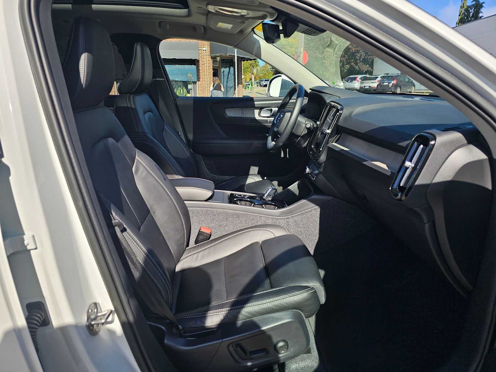 2023 Volvo XC40 Ultimate Bright Theme