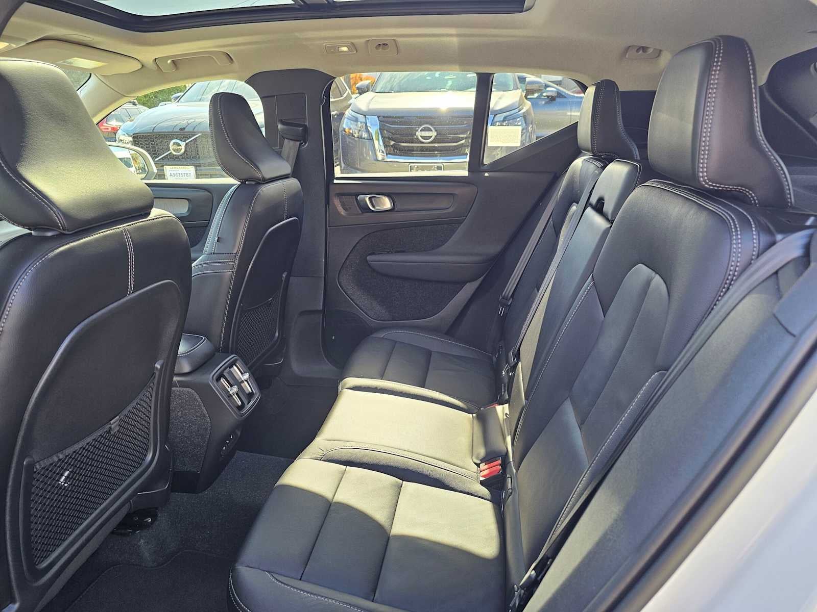 2023 Volvo XC40 Ultimate Bright Theme