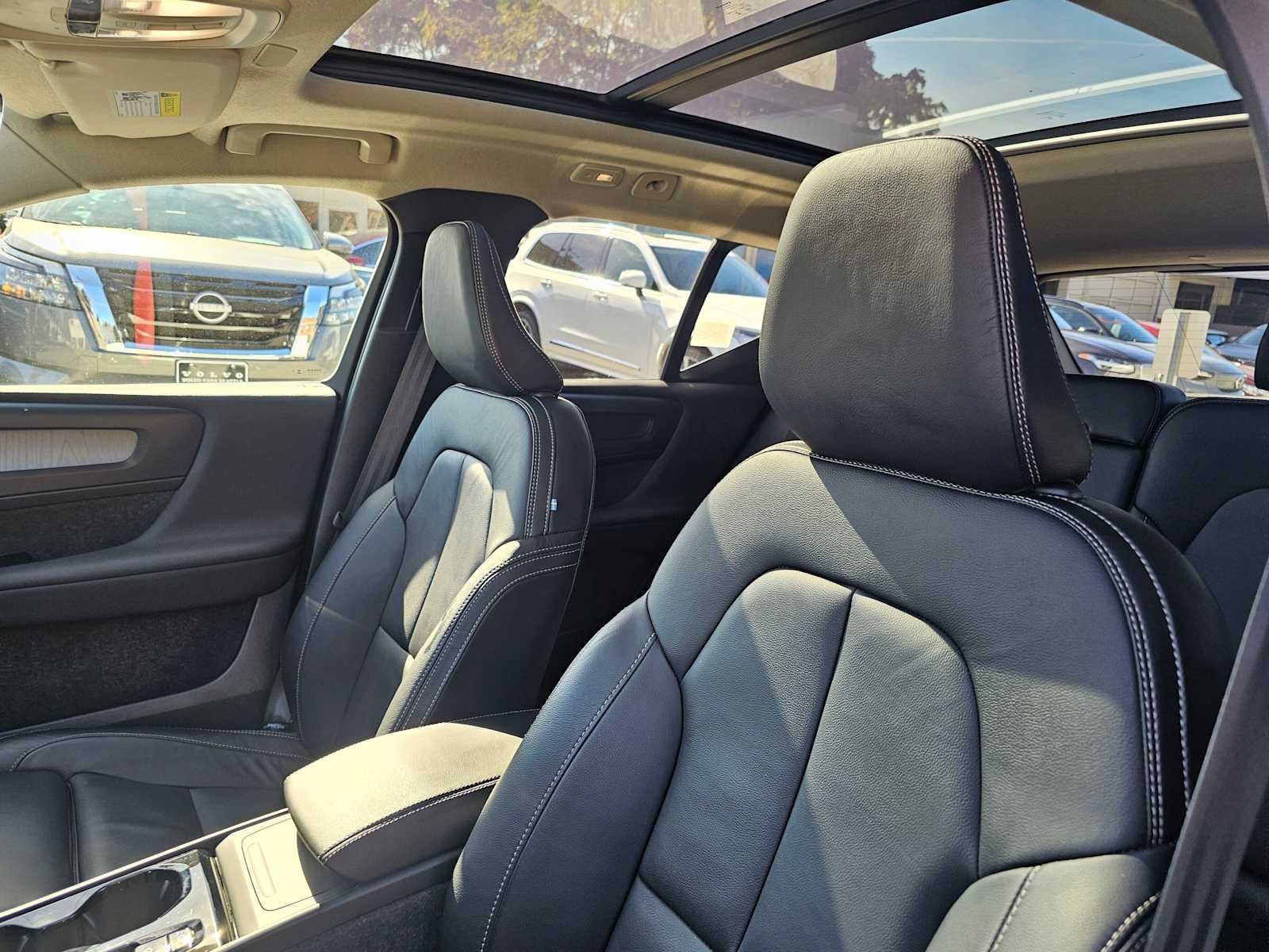 2023 Volvo XC40 Ultimate Bright Theme