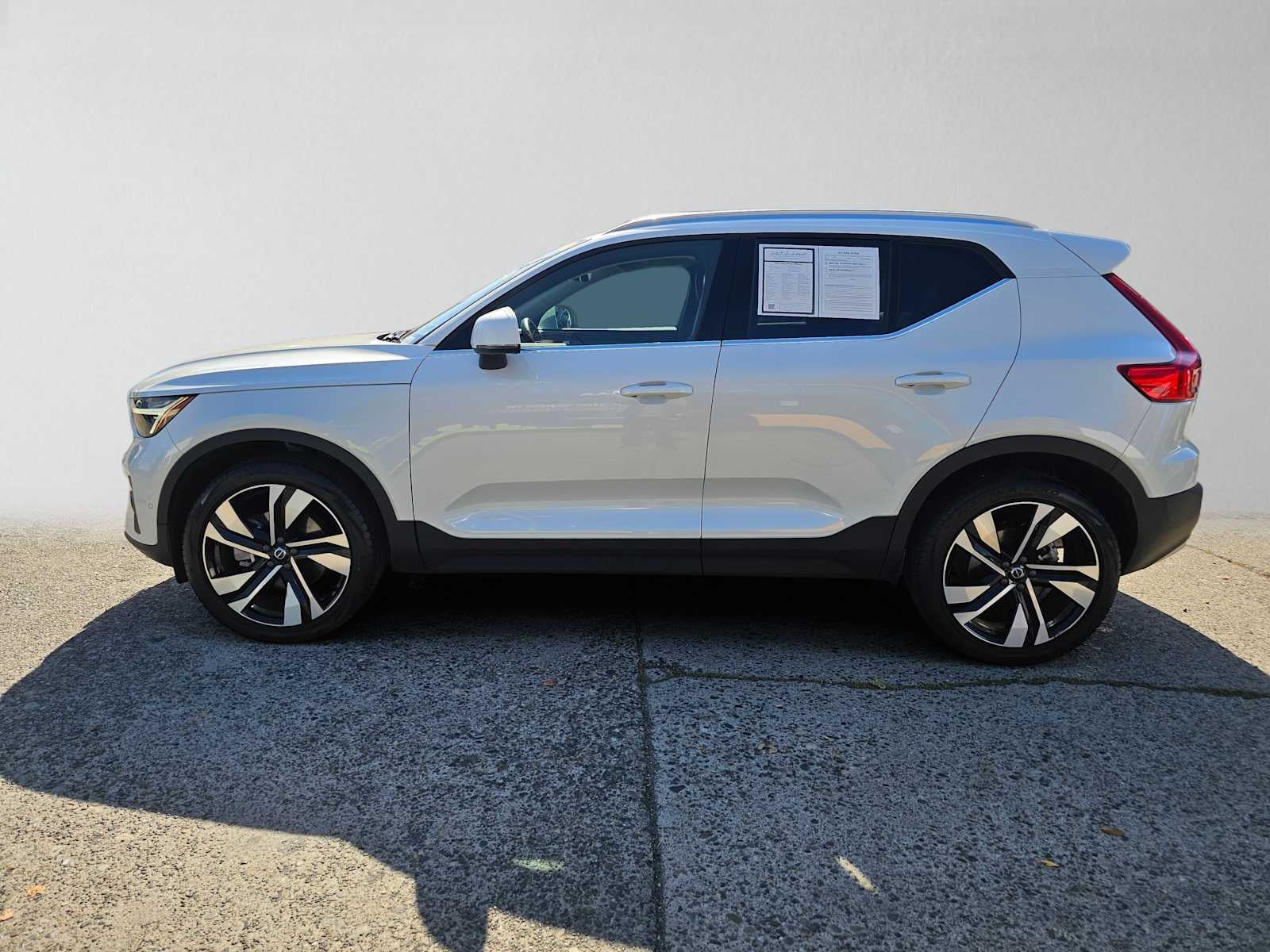 2023 Volvo XC40 Ultimate Bright Theme
