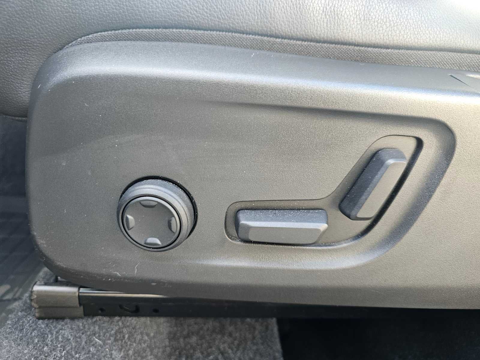 2025 Volvo XC40 Plus Dark Theme