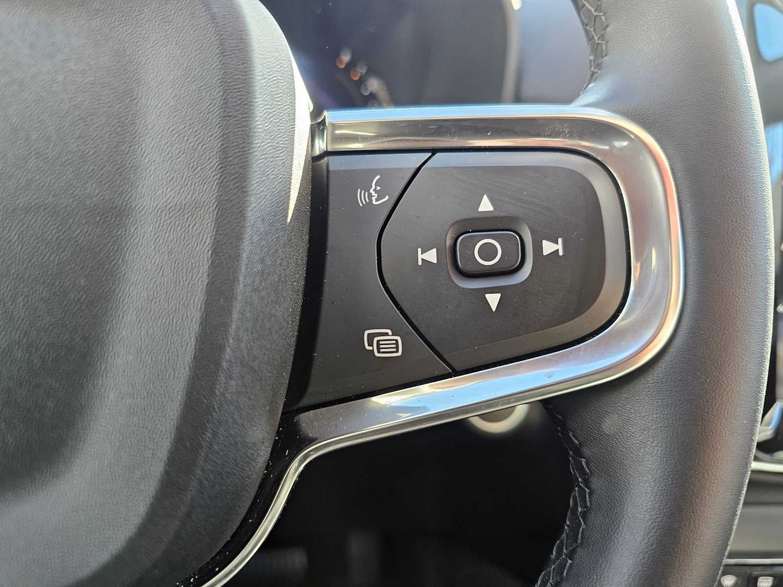 2025 Volvo XC40 Plus Dark Theme